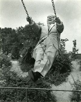 Mayor swinging