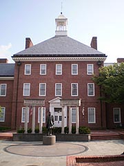 [photo, Legislative Services Building, 90 State Circle (view from Lawyers Mall), Annapolis, Maryland]