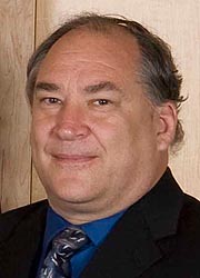 El Ejecutivo del Condado de Montgomery Marc Elrich firma una ley para  eliminar gradualmente los sopladores y aspiradoras de hojas que funcionan  con gasolina