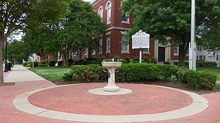 [photo, Fountain at Somerset County Courthouse, 30512 Prince William St., Princess Anne, Maryland]