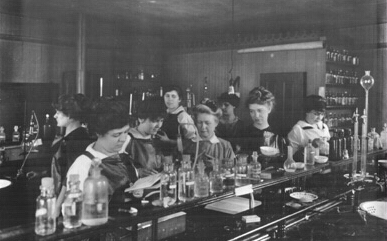 hood college students in the chemistry lab